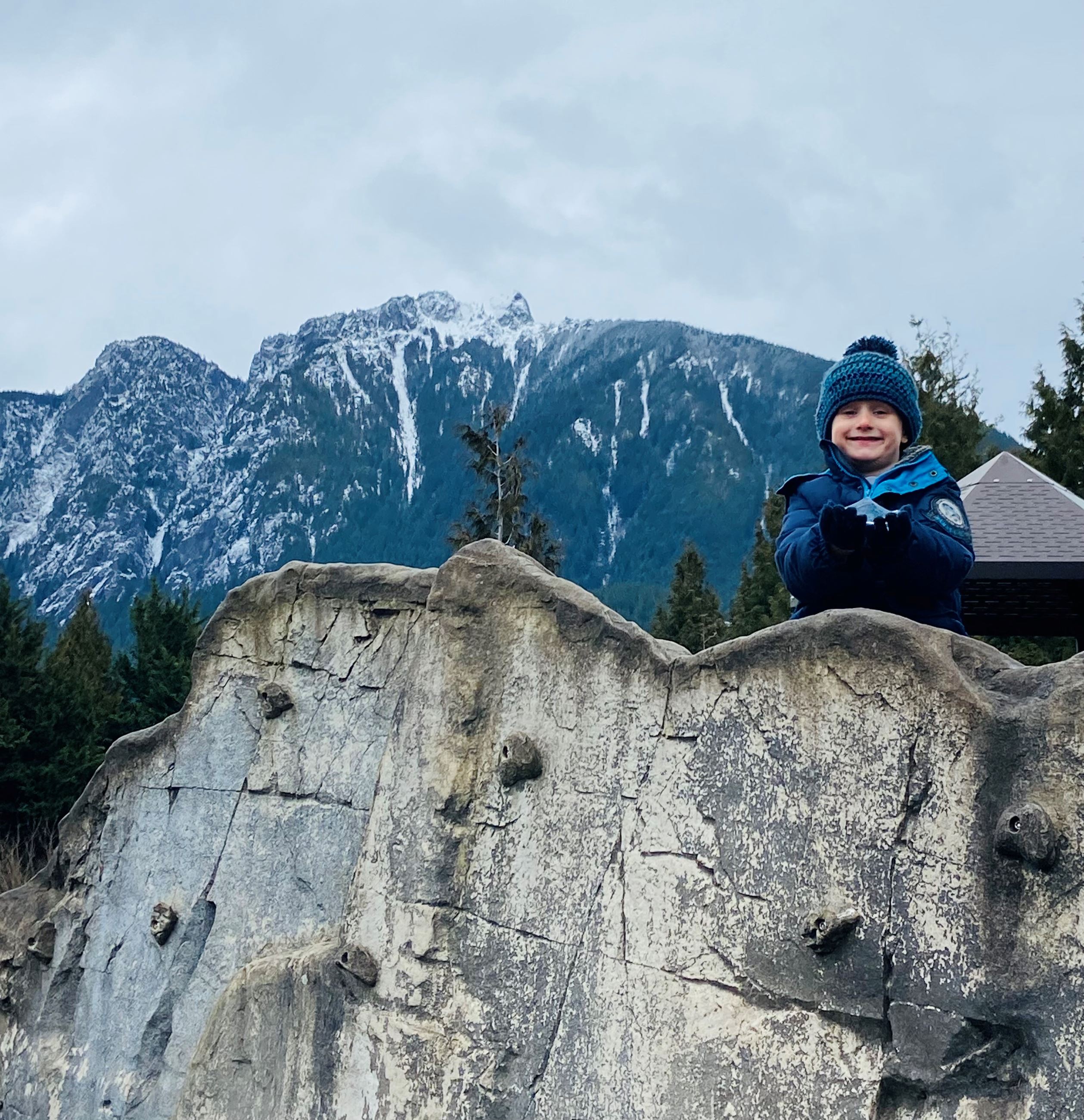 A child climbing plqy equipment
